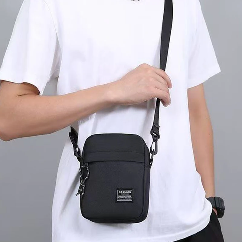 Borsa a tracolla in stile neutro per uomo e donna, può essere indossata da una sola tracolla in materiale di nylon tinta unita.