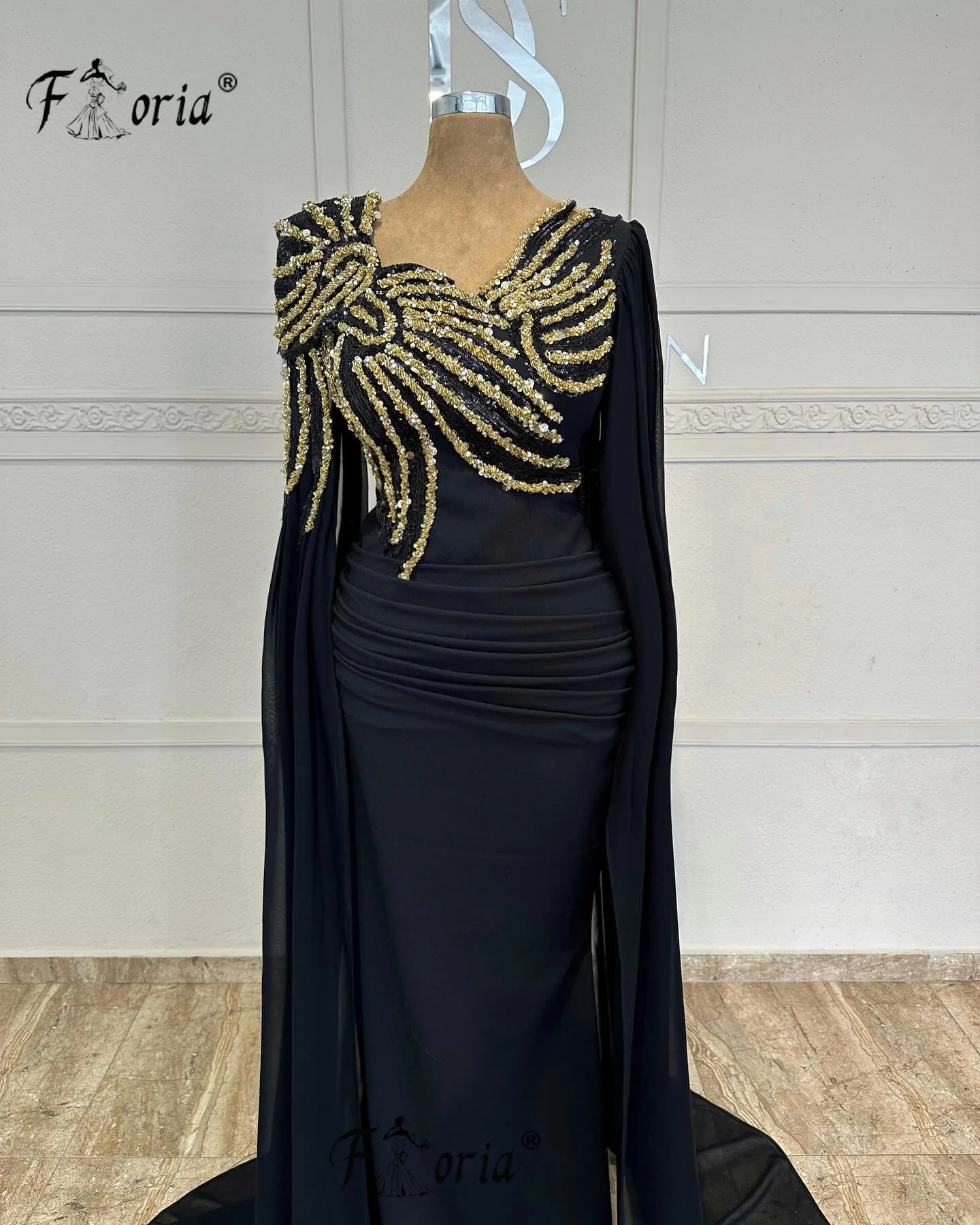 Dubai Frau Schwarzes Meerjungfrau-formales Kleid mit langem Umhang Goldperlen Lange Abendpartykleider Formelles Anlasskleid Robe de Soiree