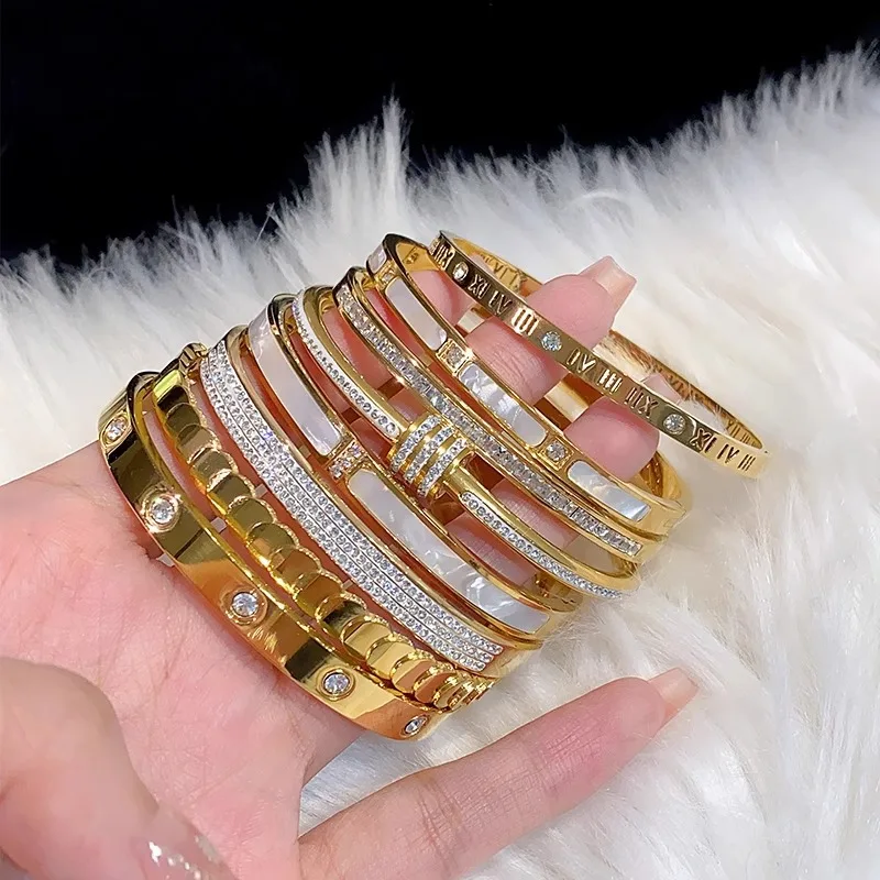 ชุดสร้อยข้อมือสแตนเลส 8 ชิ้นหรูหราพร้อมประดับพลอยเทียม การผสมผสานอย่างมีสไตล์สําหรับการสวมใส่ในชีวิตประจําวันและวันหยุด