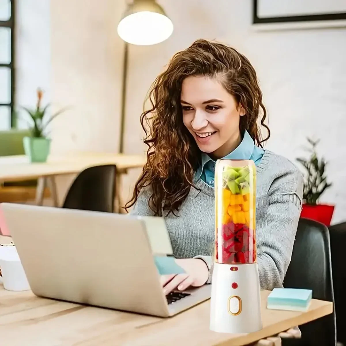 Espremedor sem fio portátil com carregamento USB, conveniente para sucos, ideal para uso doméstico, adequado para estudantes, trabalhadores de escritório