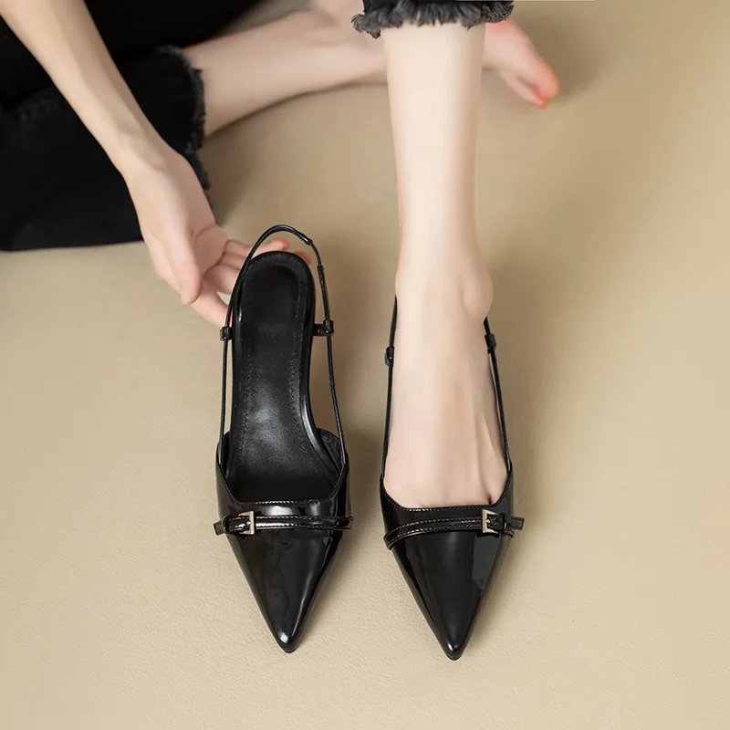 Sandalias de tacón medio de charol puntiagudo rojo vino francés para mujer, zapatos vacíos Retro con tacón ajustado en la espalda, novedad de verano 2024
