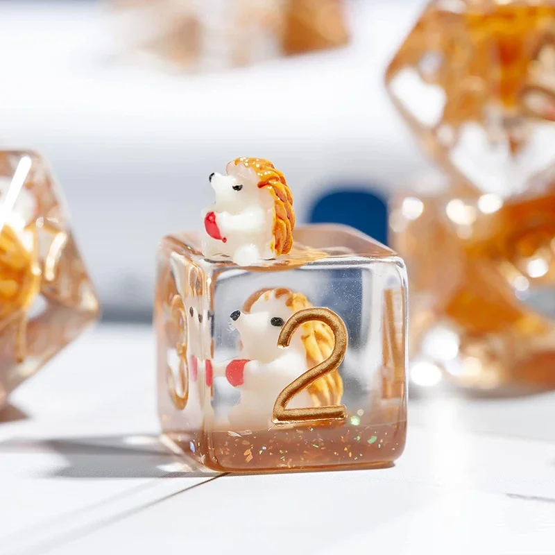 Neues DND gehobenes 7-teiliges Harzwürfelset Polyedrisches Inline-Tier D4 D6 D8 D10 D12 D20 Würfel für RPG-Brettspiel und Tischspiele