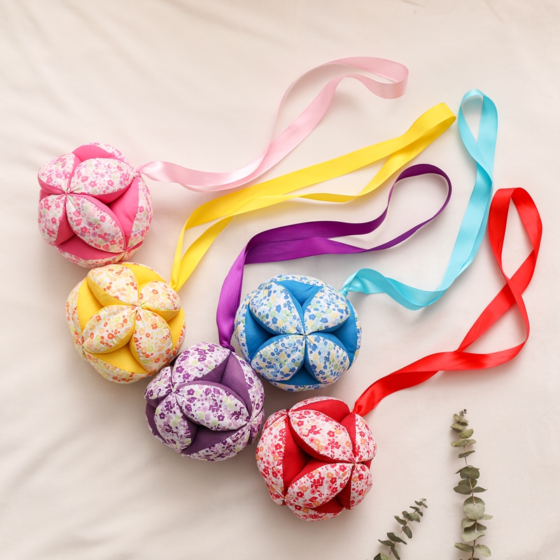 1Pc bébé main attraper tissu balle jouet Interaction infantile coloré hochet balle jouet avec ruban apaiser lit suspendu hochet jouet cadeau