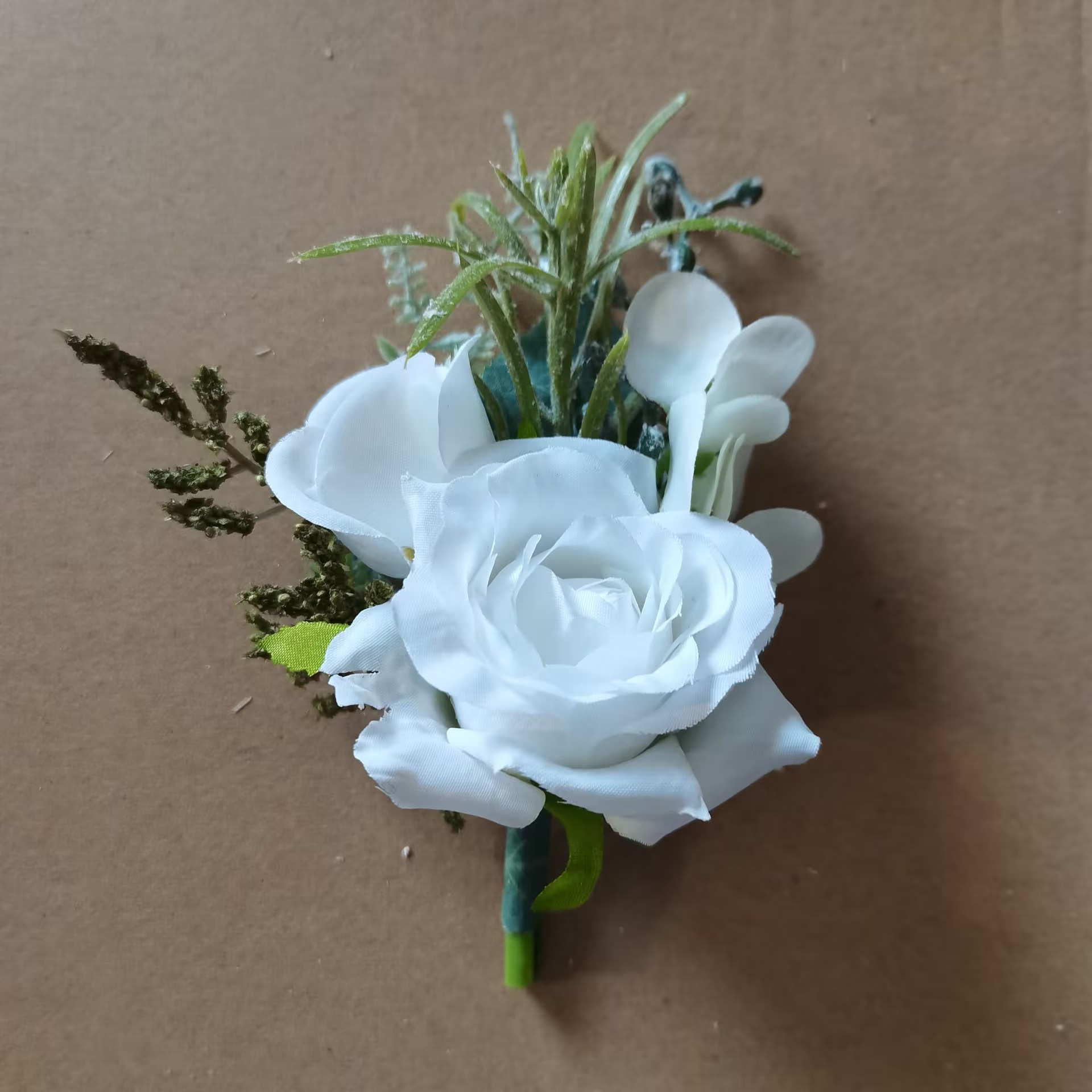 Boutonnieres Fiori Artificiali Rose Bianche Seta Avorio Corpetto Occhiello Groomsmen Boutonniere per Uomo Accessori da Sposa