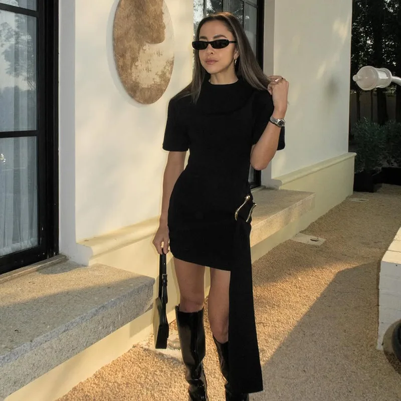 Nouvelle mode pour femmes tempérament boucle en métal noir décoration col rond taille tempérament banlieue demi manches courtes drees