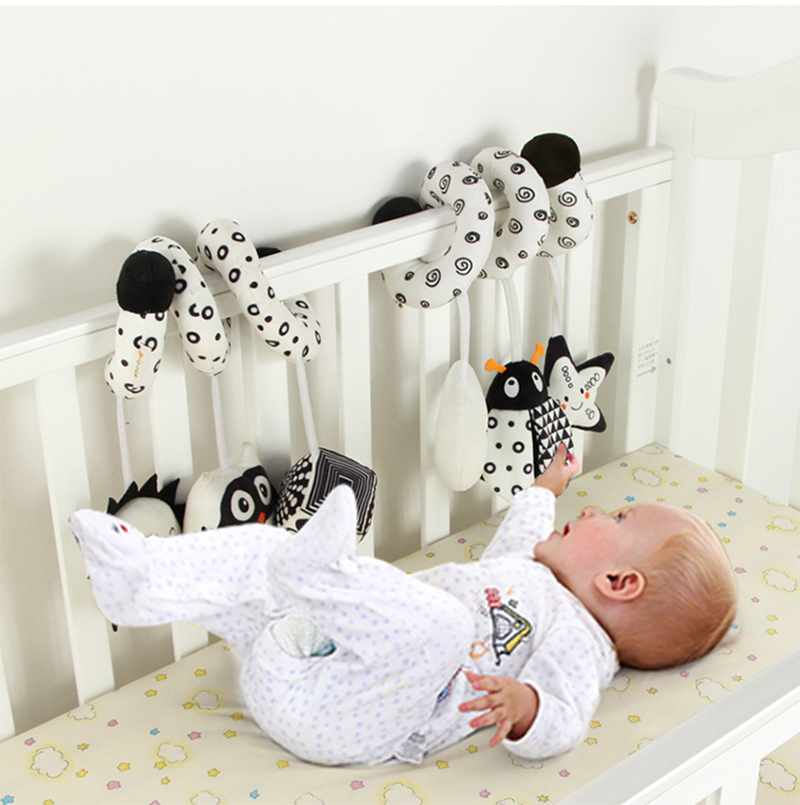Brinquedos pendurados assento de carro berço móvel infantil bebê espiral cama de pelúcia carrinho barra preto e branco cor brinquedo com chocalhos bb squeaker