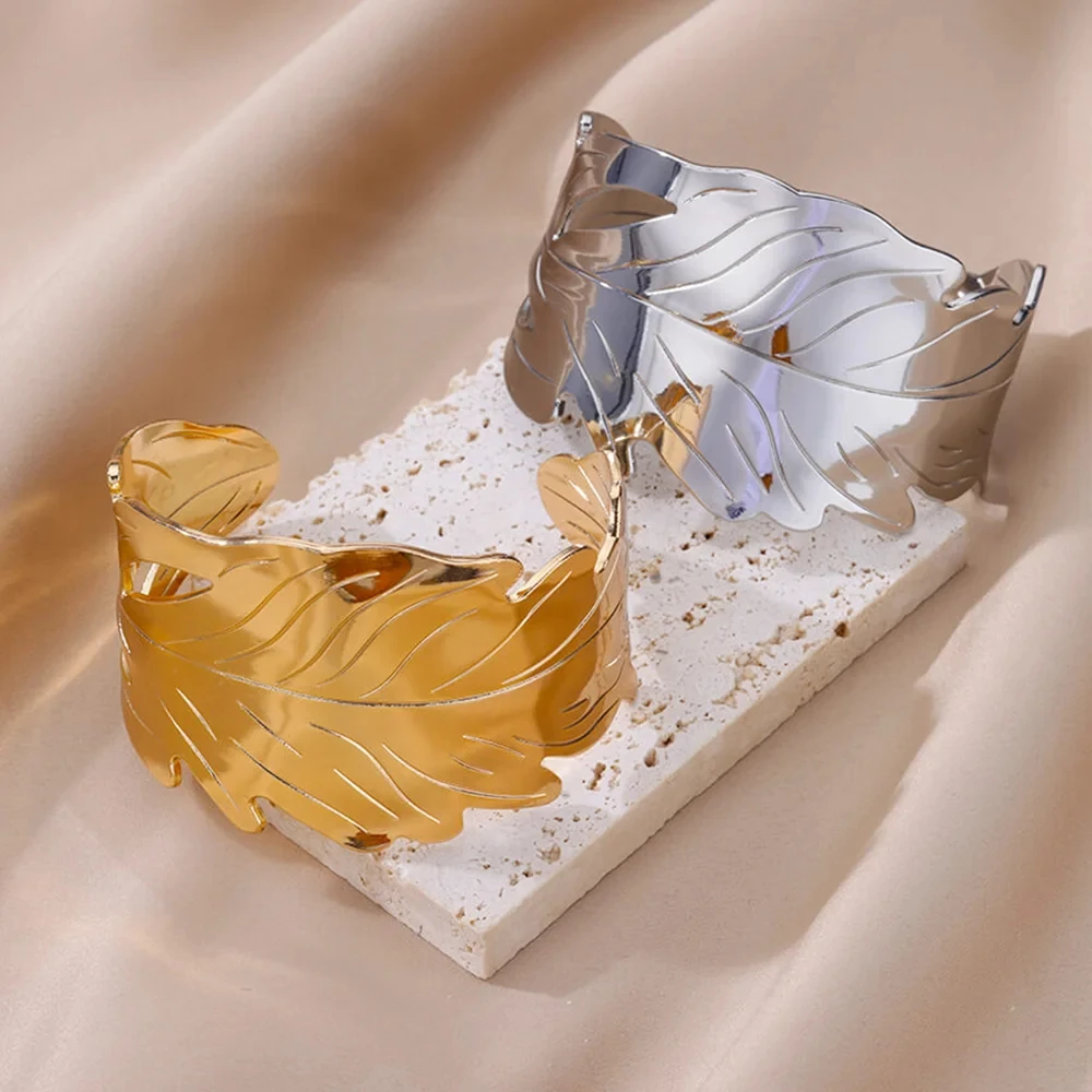 Bracciale rigido classico con texture antirughe color oro per donna Bracciale con polsino squisito Ornamento a mano in acciaio inossidabile Gioielli punk