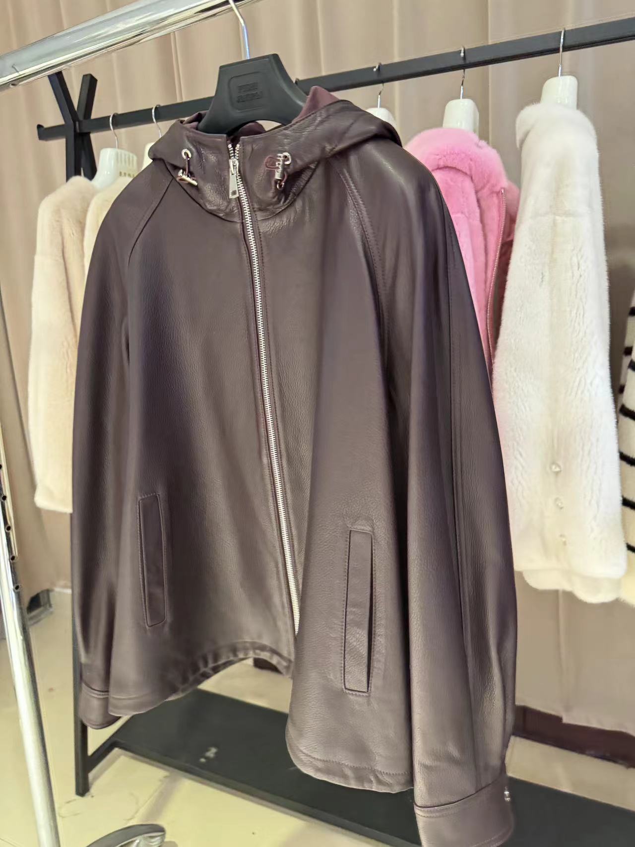 2025 新しいファッション本物の天然シープスキンショート女性コートフード付き風ブリーフ秋の高級コート