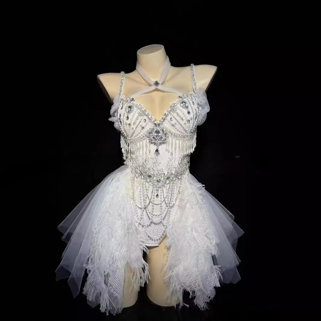 Luxuriöses weißes Prinzessinnen-Kleid mit Diamantperlen und Quasten – hüpfendes sexy Bikini-Hochzeitskleid für elektrische Musik-Festival-Auftritte