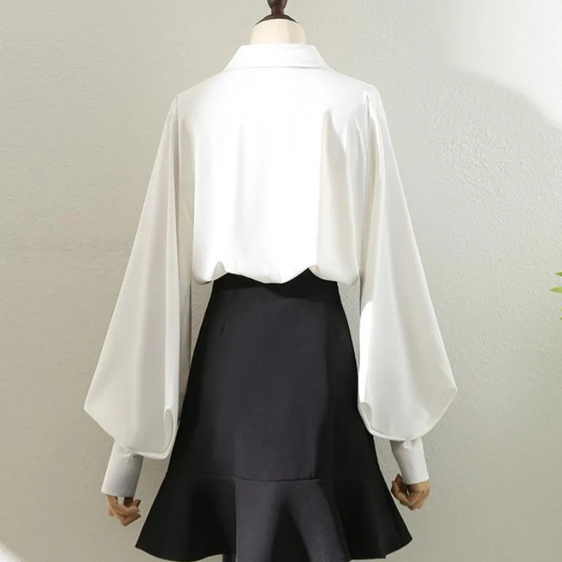 เสื้อผู้หญิงสีขาวสีดํายาวโคมไฟ Office Lady Temperament ฤดูใบไม้ร่วงฤดูหนาว Basic All-Match Design Chic หญิงใหม่