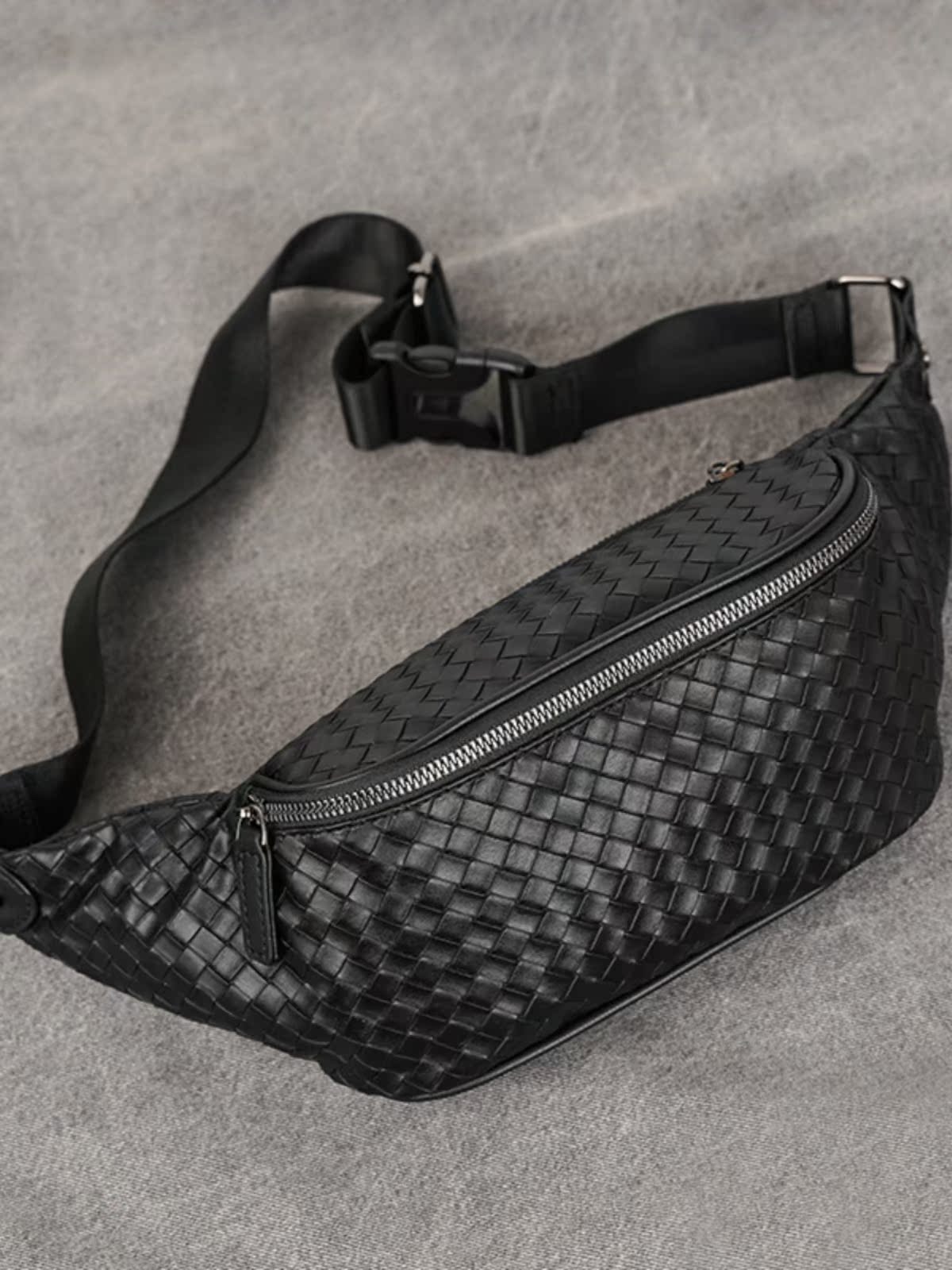 Fashionable Men's Small Chest Bag Versatile Back Pack Clean Knock 2025 New Arrival Slish Minimalist Leather Crossbody Bag