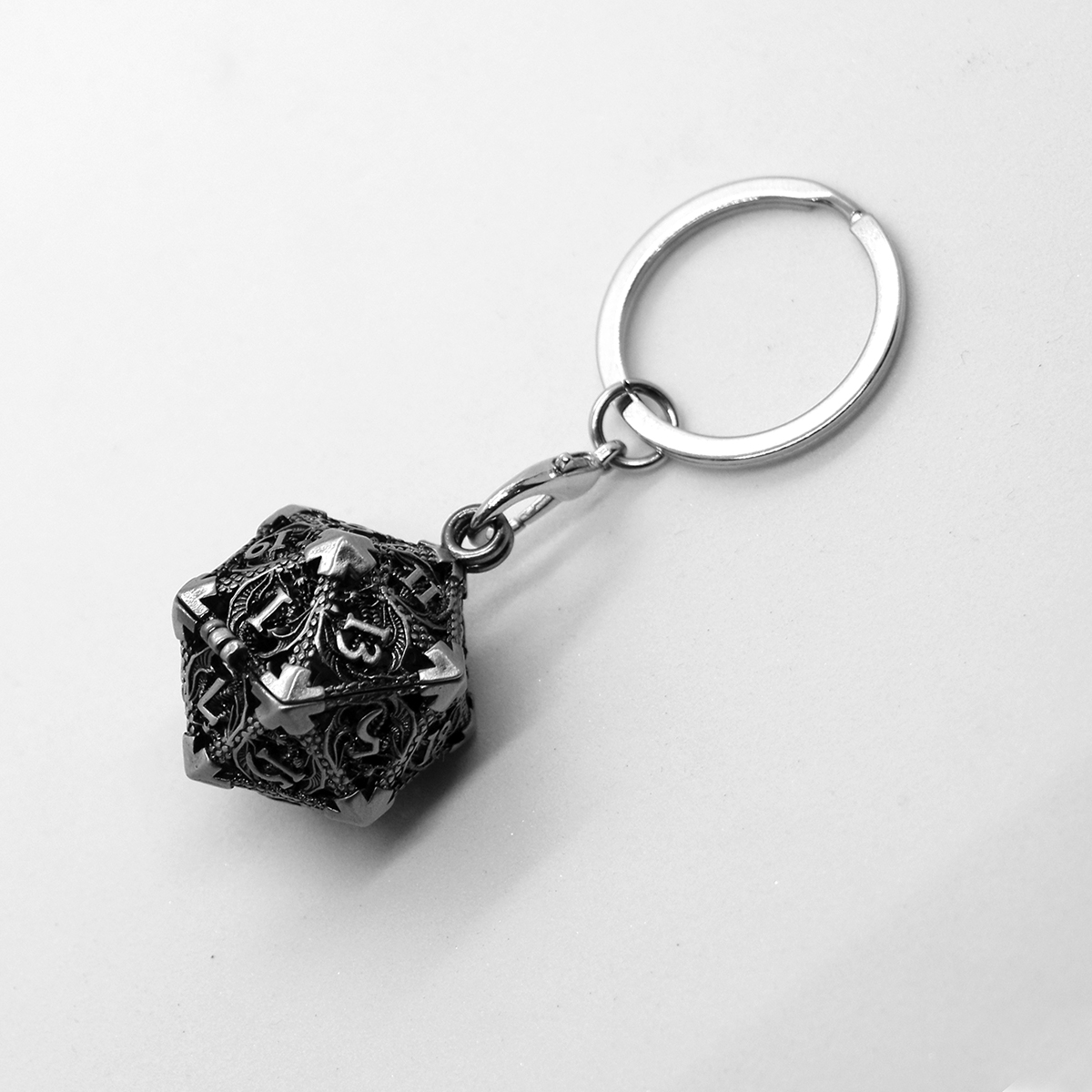D20 Hohlbox aus Metall + 7-teiliges Würfelset aus Metall, tragbares Brettspielwürfel-Mini-Set
