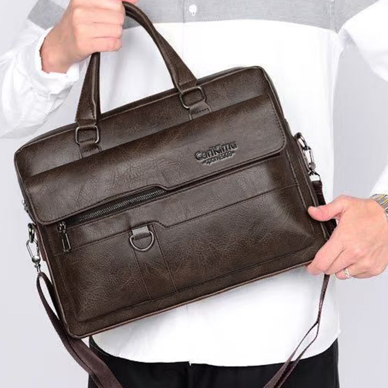 El bolso de hombre de color neutro es adecuado para viajes de negocios y también se puede llevar en un solo hombro. Es hecho de material de PU.