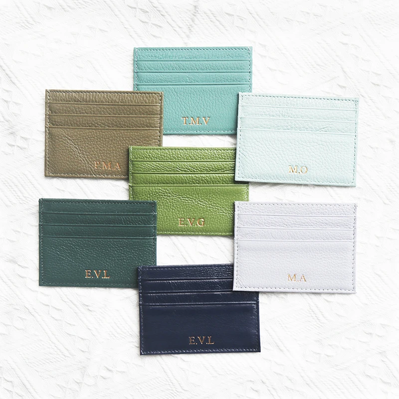 Tarjetero de piel de vaca con logotipo personalizado de la empresa, Mini tarjetero ajustado a la moda para hombre y mujer, bolso informal de lujo con nombre grabado de cuero genuino