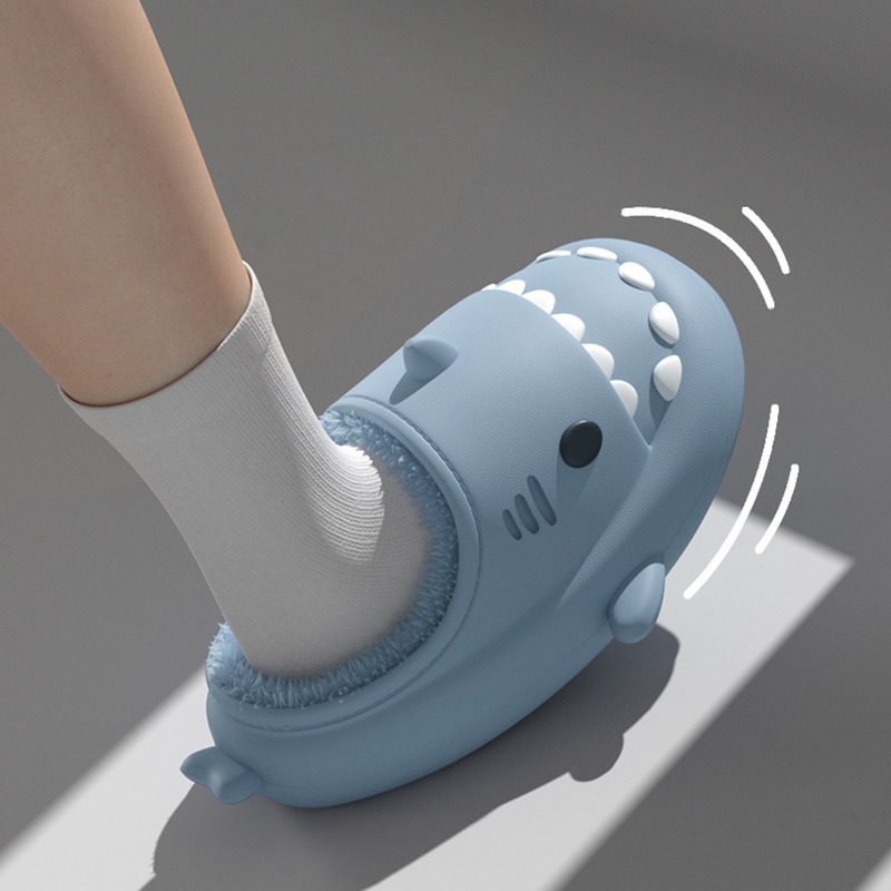 Comwarm Shark Plush รองเท้าแตะสำหรับชายหญิงฤดูใบไม้ร่วงและฤดูหนาวการ์ตูนรองเท้าแตะลื่นกลางแจ้งกันน้ำรองเท้า