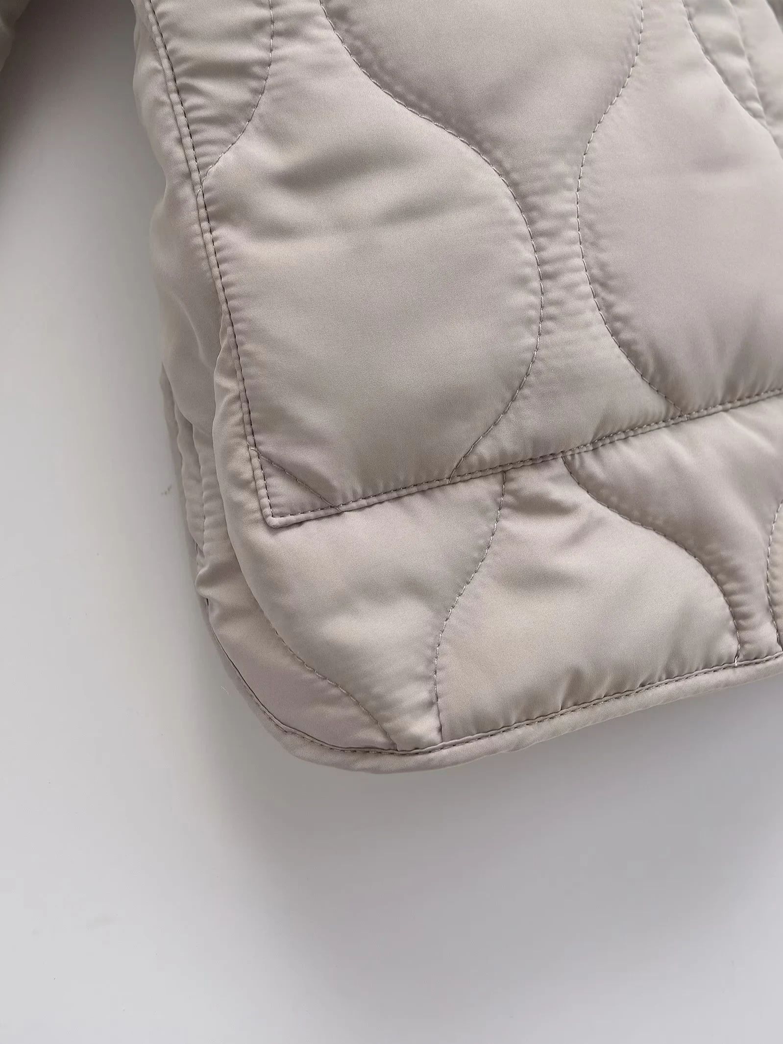 Xnwmnz เสื้อแจ็คเก็ตบุนวมสำหรับแฟชั่นของผู้หญิงฤดูใบไม้ร่วง/ฤดูหนาว2024คอกลมย้อนยุคสำหรับผู้หญิงซิปเสื้อแขนยาวเสื้อโค้ทผ้านวมอเนกประสงค์สำหรับผู้หญิง