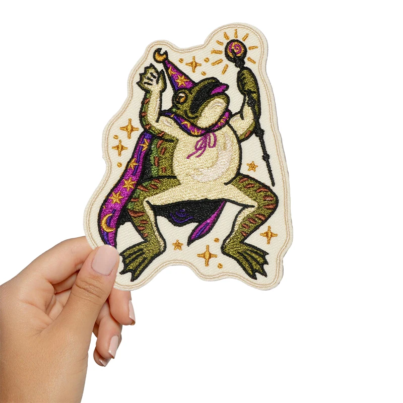 1PC Wizard Toad Gestickter Patch Eisen Auf Nähen Auf Patches Für Kleidung Kappe Tasche Jacke DIY Geschenk Lustige Magie abzeichen Mit Heißer Kleber