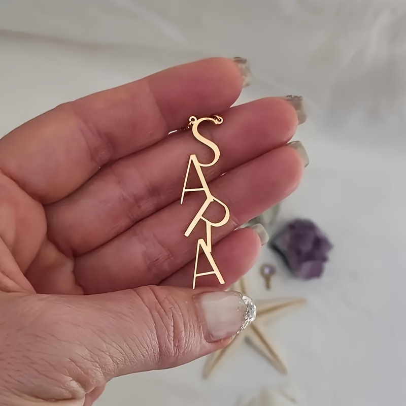 Colares com nome de letra vertical personalizado para mulheres, cor dourada, nome de aço inoxidável personalizado, joia de casamento, presente