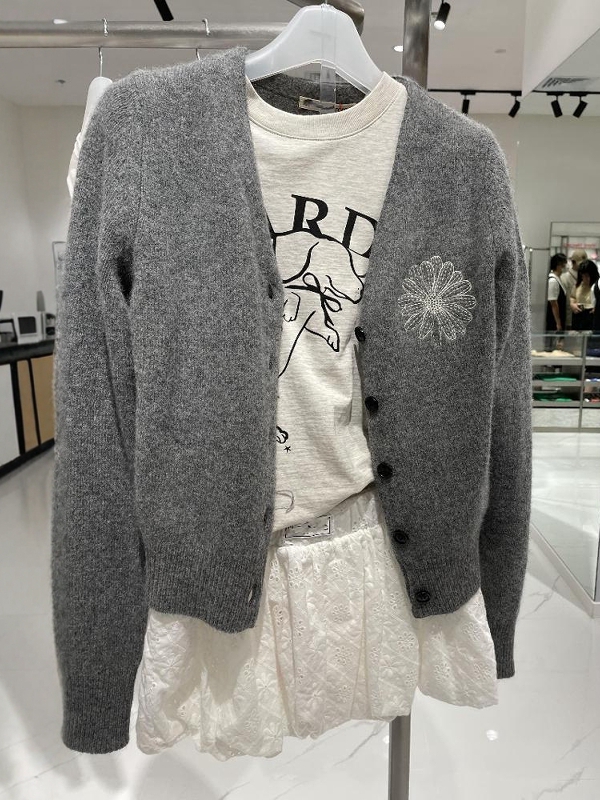 グレーニットセーターコート女性のためのデイジーフラワー刺繍デザイン秋冬新スタイル V ネック長袖通勤スタイル