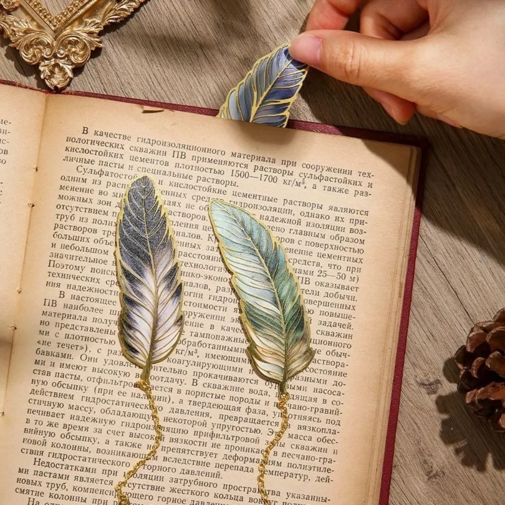 Segnalibro in metallo stampato in oro con piume vintage con pendente a catena in metallo, segnalibro squisito, divisorio per pagine di libri, cancelleria per ufficio