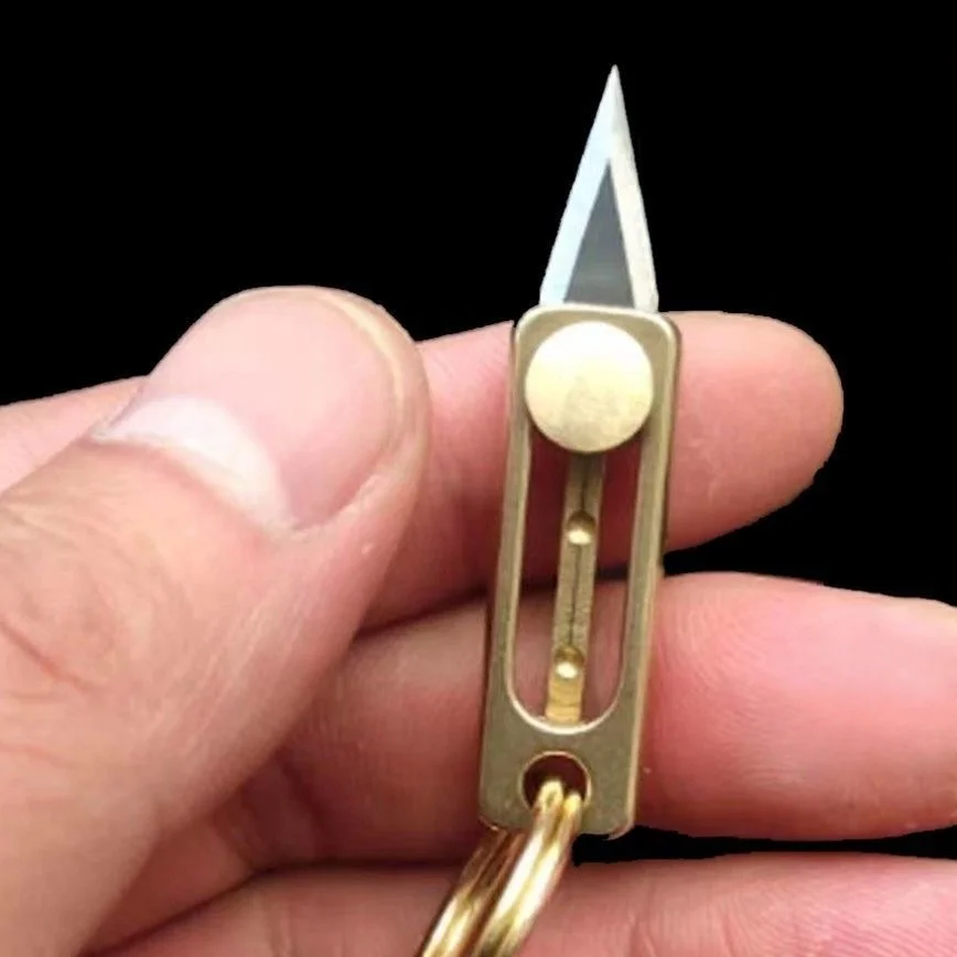 Mini portachiavi con coltello a spinta in ottone Portachiavi portatile Edc con ciondolo Disimballaggio Express Opener Strumento da campeggio esterno Mini portachiavi con coltello