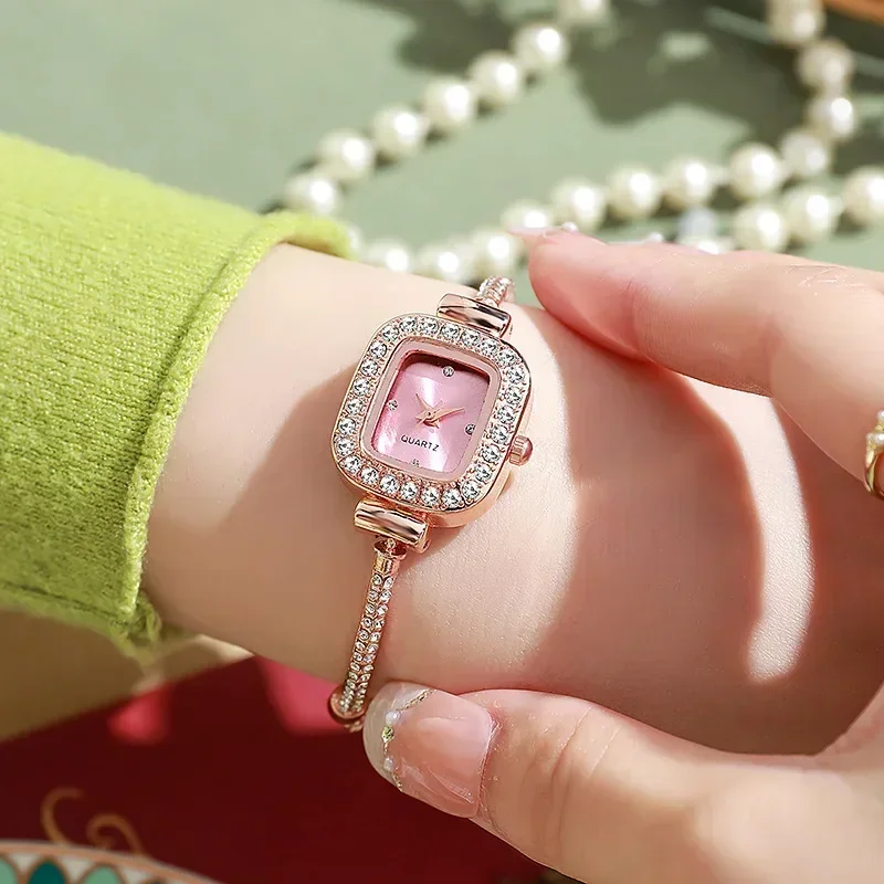 Relojes de pulsera de cuarzo cuadrados a la moda con nuevo temperamento, reloj de lujo ligero para mujer, reloj de cuarzo con ajuste libre para mujer 2024