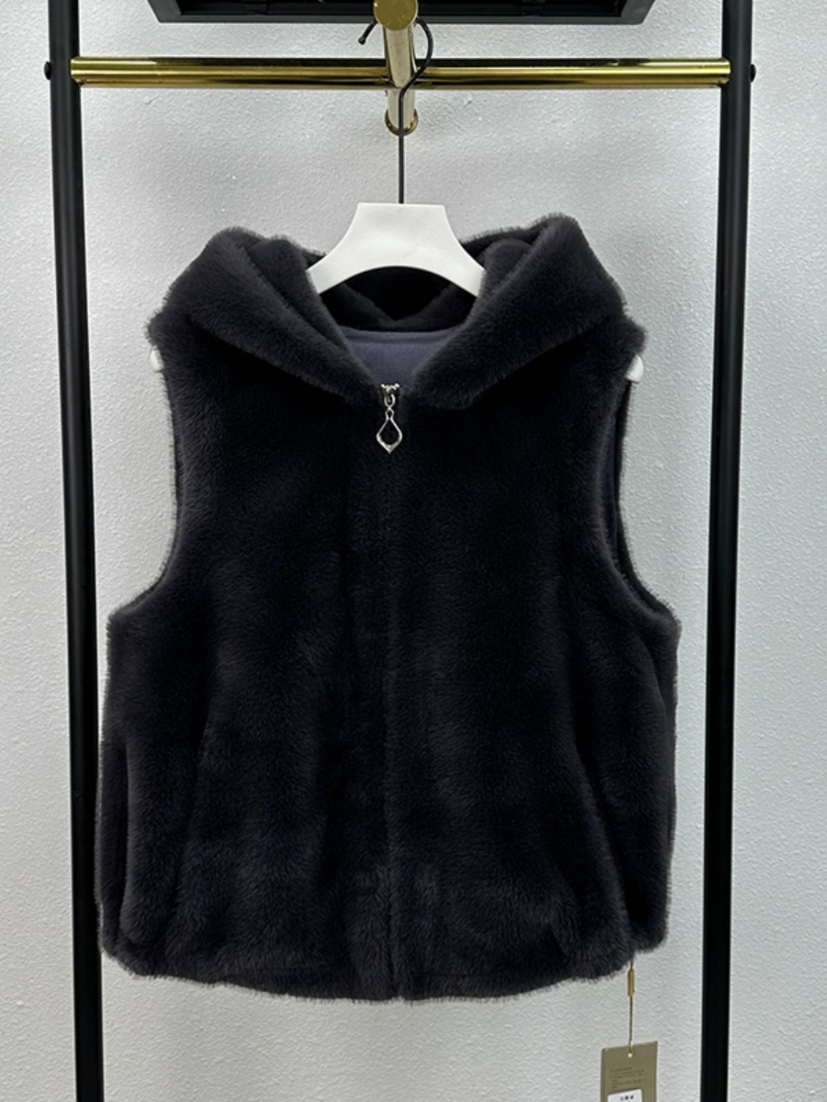 ハイエンドショート肥厚女性の毛皮のベスト 2024 冬の新帽子統合髪動物ベロアジャケットファッショナブルなストレートカット