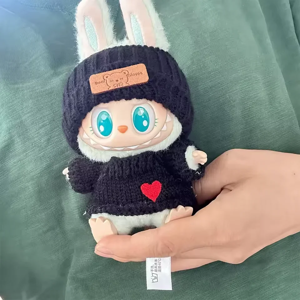 Simpatici accessori per bambole Labubu 3° coniglietto Orecchie di coniglio lavorate a maglia Cappello Maglione a cuore per vestiti da collezione di giocattoli, un set di dimensioni da 17 cm