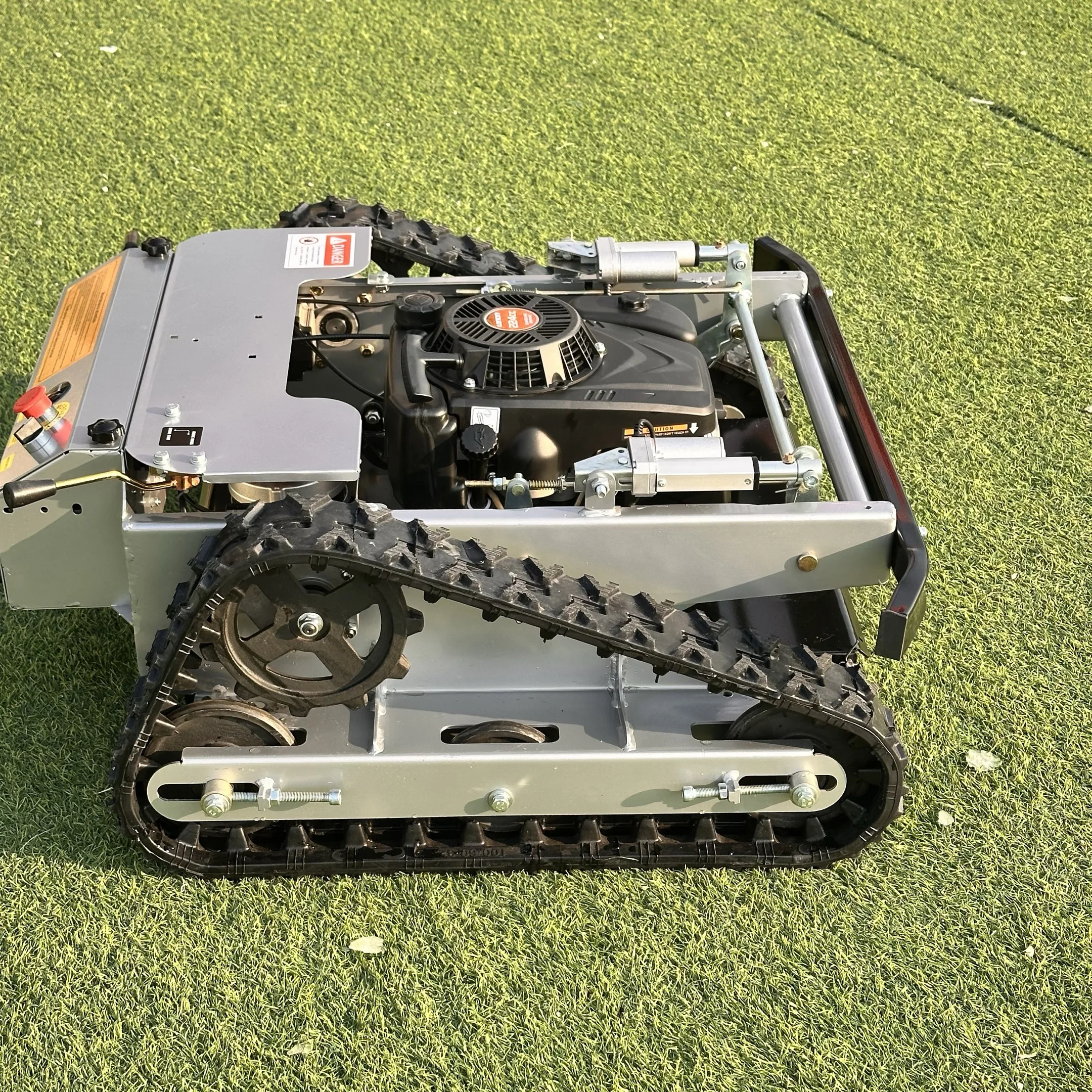 Kosiarka automatyczna terenowa 800 mm, zdalnie sterowana, wielofunkcyjna, do pielęgnacji ogrodu, z napędem gąsienicowym, z możliwością personalizacji.