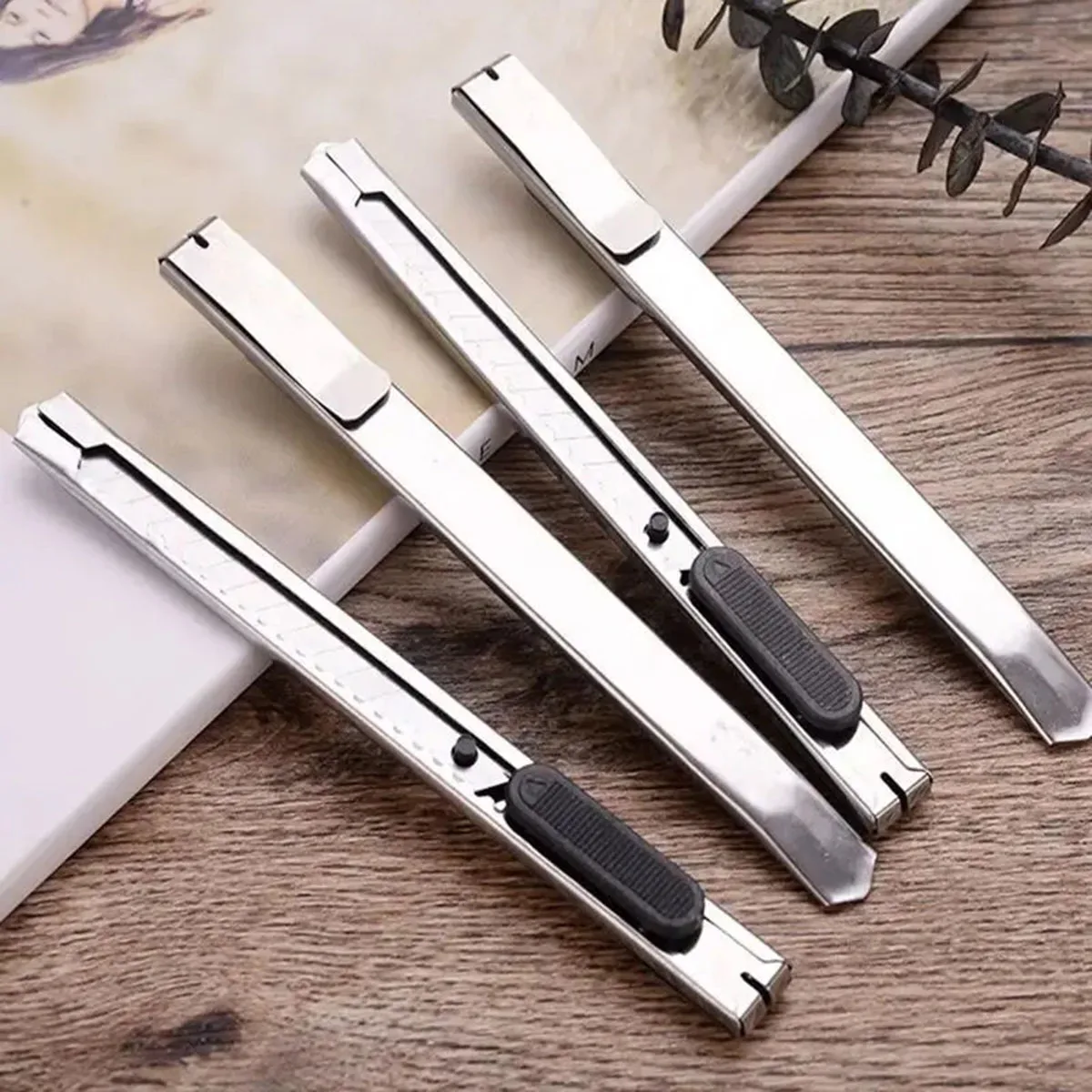 Coltello multiuso retrattile in acciaio inossidabile da 15 pezzi, lame a scatto da 9 mm, coltello per hobby, taglierina perfetta per tagliare a casa