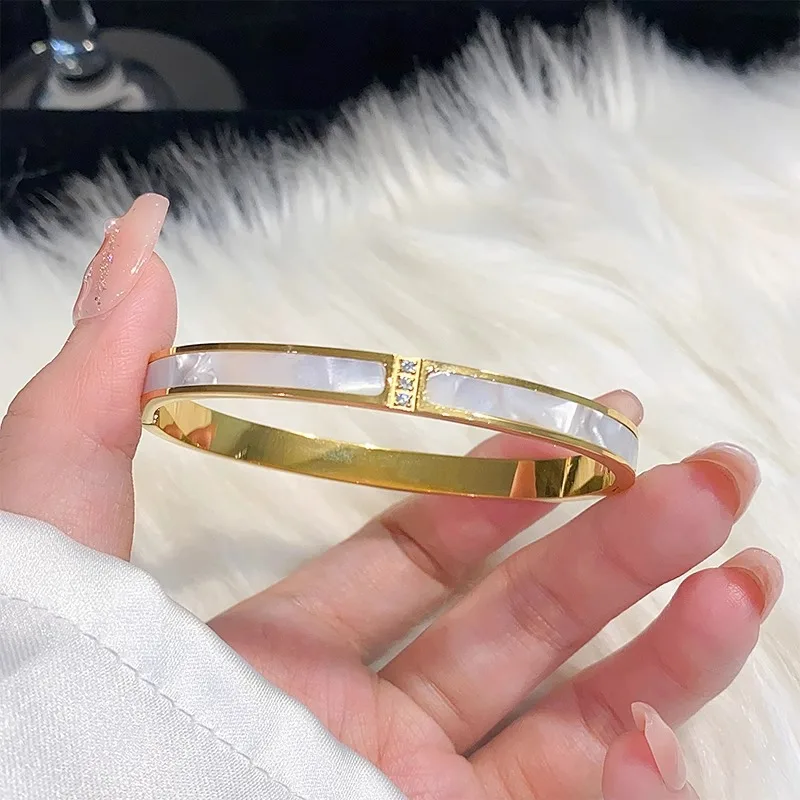 Bracelet plaqué or en titane et acier inoxydable, Zircon incrusté, Style classique et Simple, adapté à un usage quotidien des femmes, 1 pièce