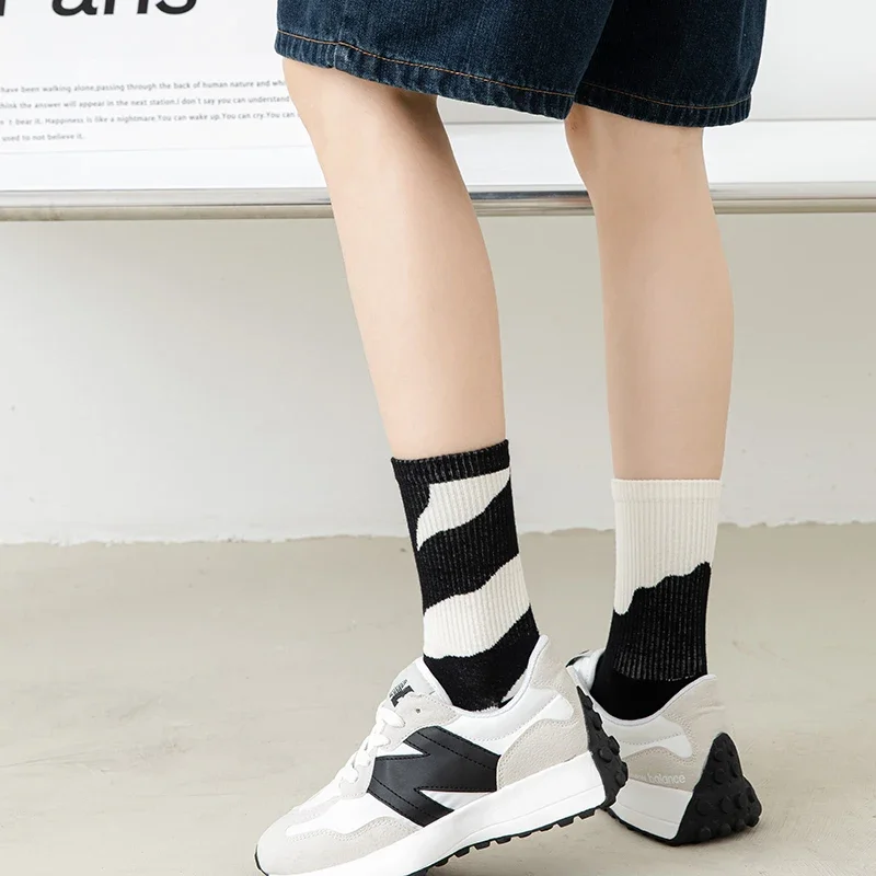 Calcetines de moda estilo A/B para Hombre, Calcetines asimétricos con patrón callejero Hip Hop para monopatín, Calcetines de algodón transpirables Harajuku para Hombre