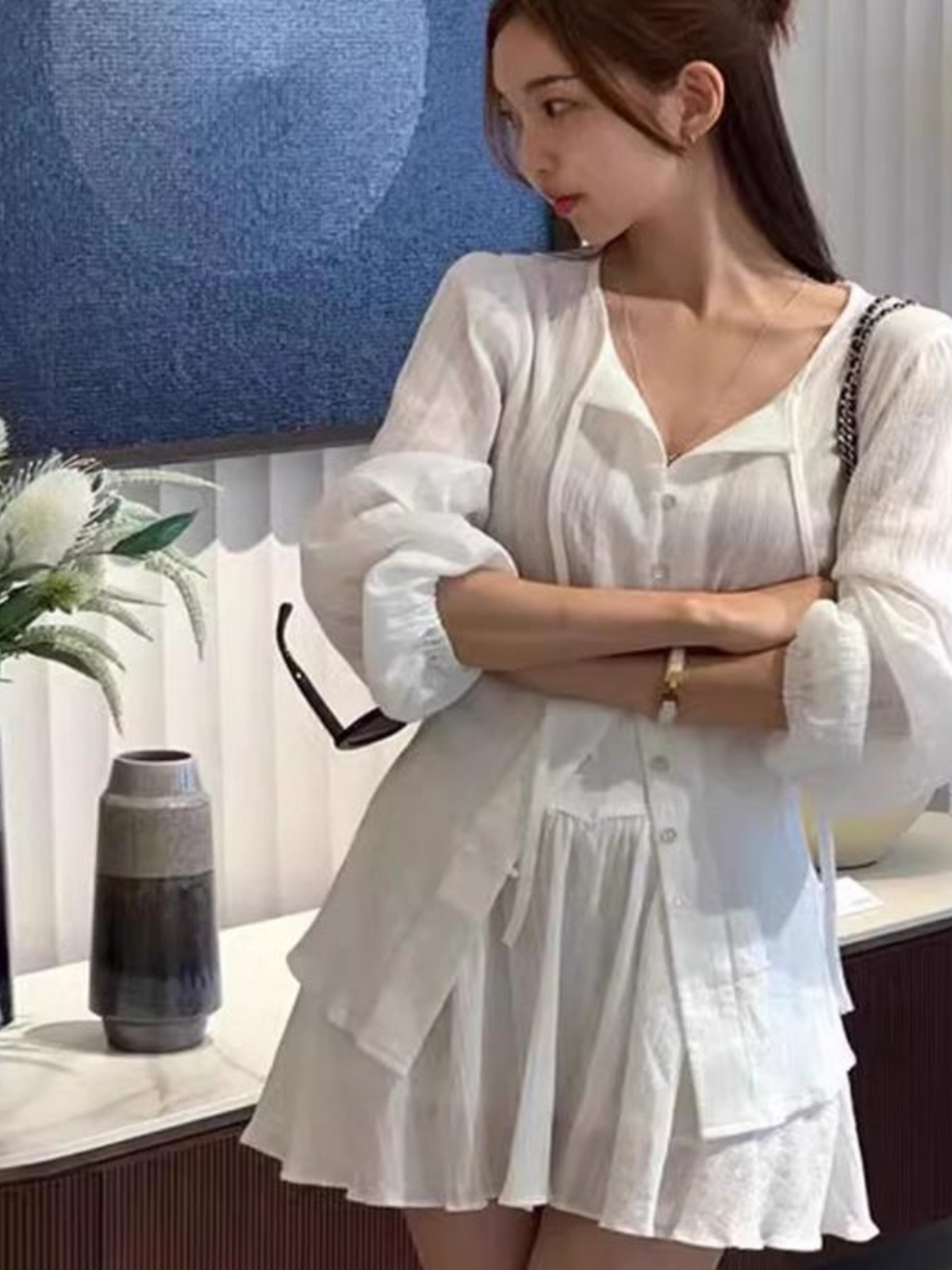 シックな長袖シャツとAラインミニスカートのツーピースセット、サッシュデザイン、若い女性のための多用途の秋の服装