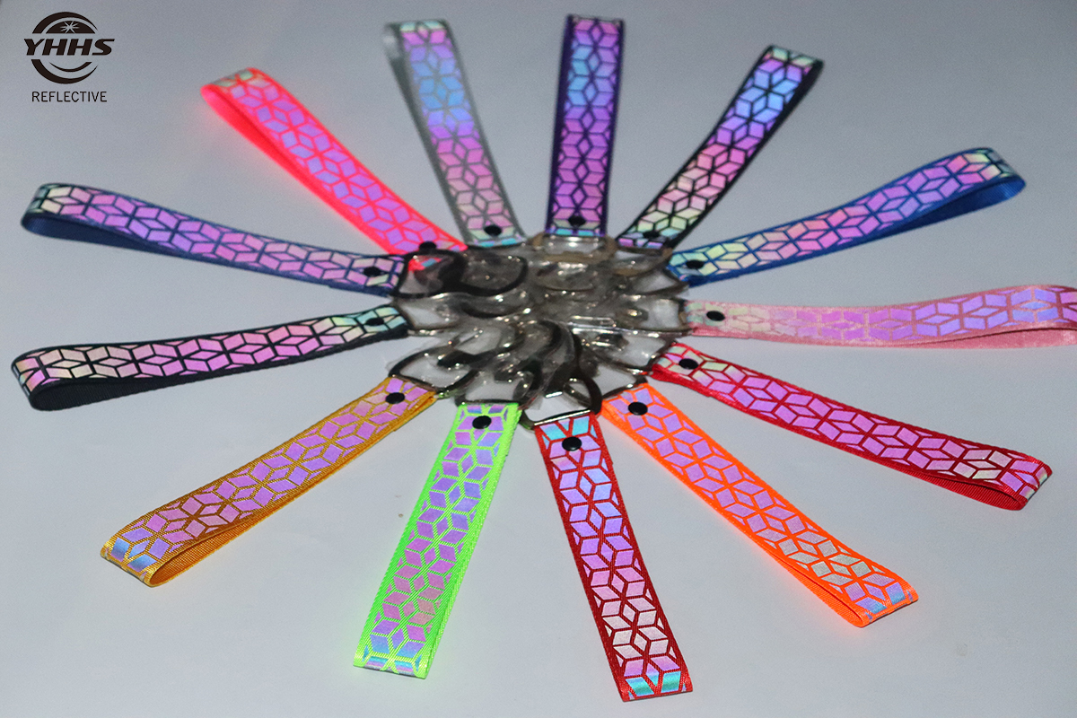 High Visibility Keychains Black Multifunctional 100% Nylon Rainbow Reflective Beer Buckle for Travel Safety Practical Pendant