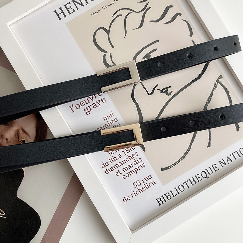 1 pièce de costume avec une ceinture fine pour une décoration polyvalente pour femme. Une ceinture noire à la mode avec une robe, un pull, une taille