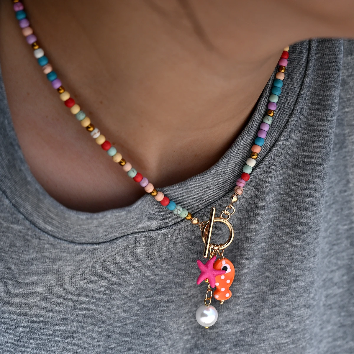 Collar con colgante de estrella de mar y pez de cerámica inspirado en el mar bohemio con cuentas de turquesa sintética de 4 mm, joyería de playa liviana