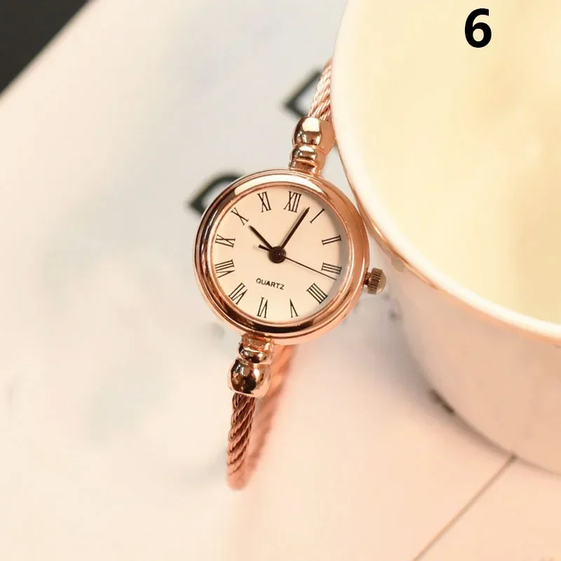 Nueva pulsera pequeña de oro, relojes de lujo de acero inoxidable, relojes de pulsera Retro de cuarzo para Mujer, Reloj informal de moda para Mujer