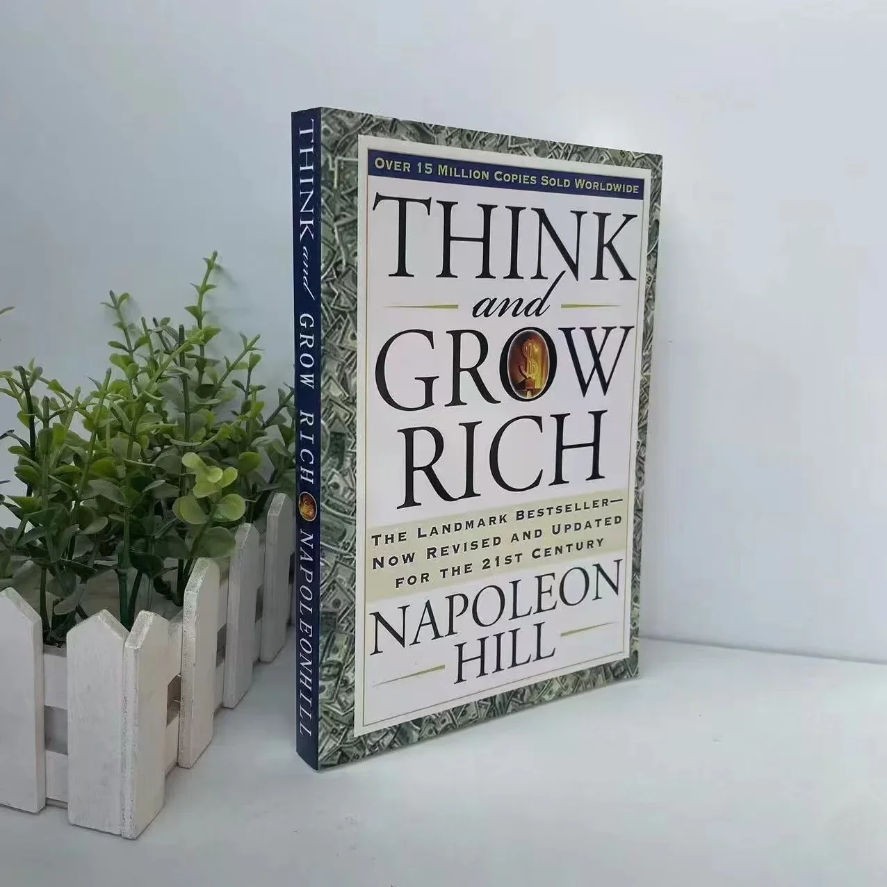 ナポレオン・ヒル著「Think And Grow Rich」は、ランドマークのベストセラーで、21 世紀の本に向けて改訂および更新されました