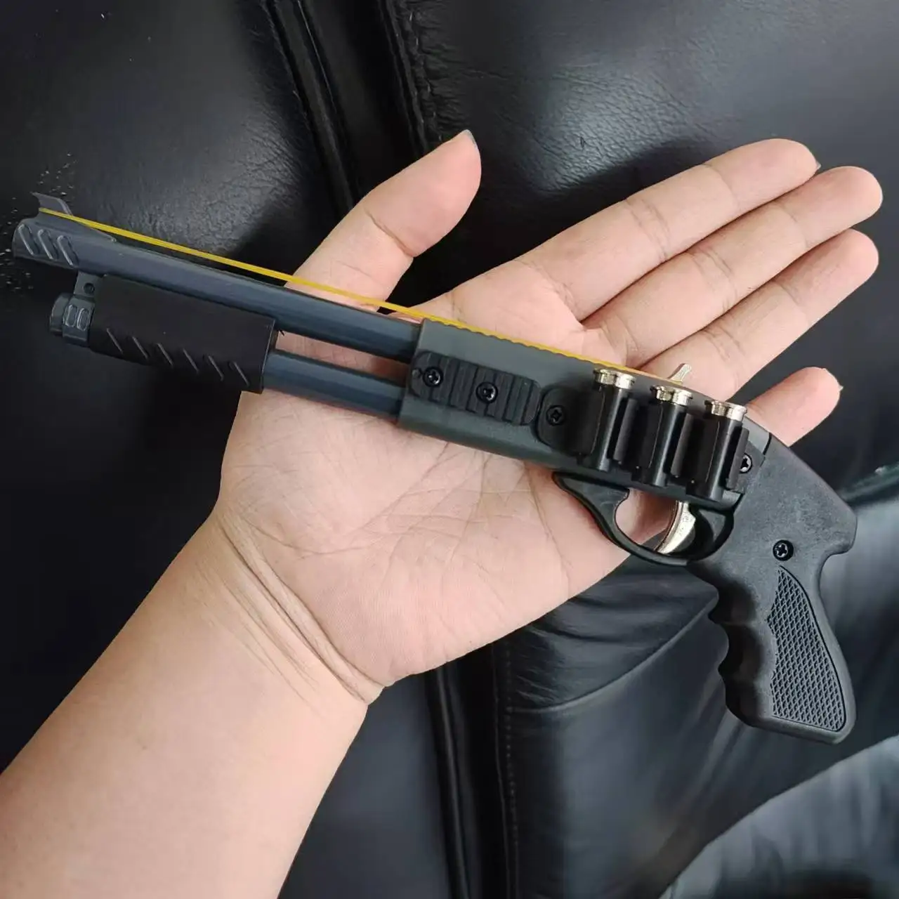 Spruzzatore per fucile con elastico in miniatura 8 scoppie di pistola con elastico modello ornamenti giocattolo pistola a proiettile morbido regalo di Natale