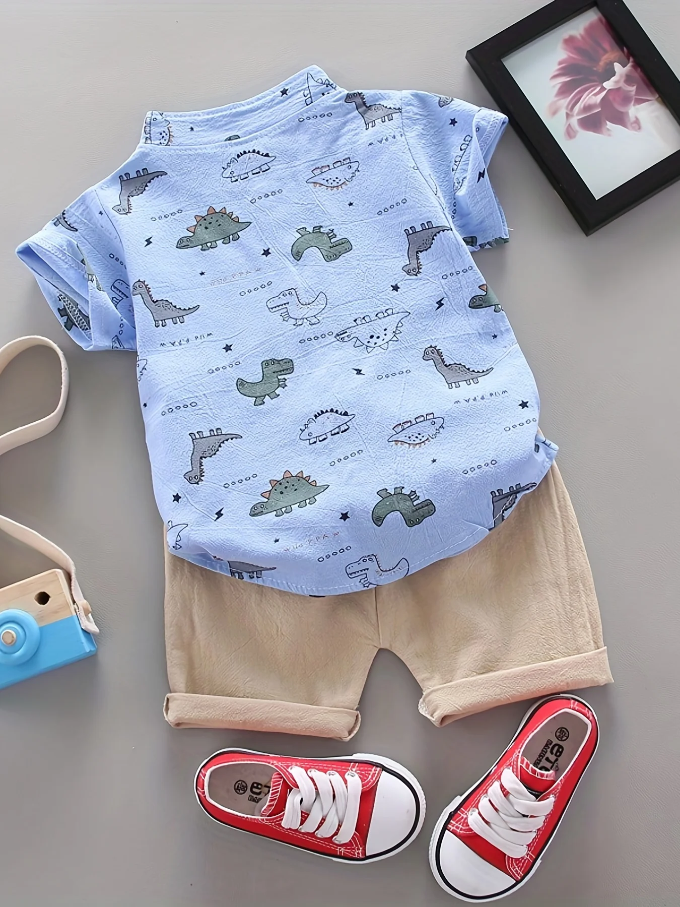 Set di pantaloncini a maniche corte con motivo piccolo dinosauro estivo per neonati e bambini, camicia con colletto in piedi per esterni, alla moda