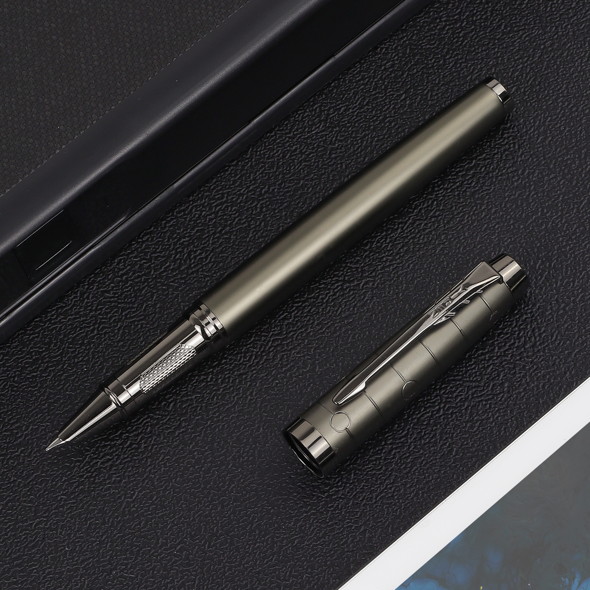 1 PC 만년필, 세련되고 견고함, 기계적 느낌, 메탈릭 터치, 럭셔리 펜, 전문 건메탈 금속 펜, 선물 제공