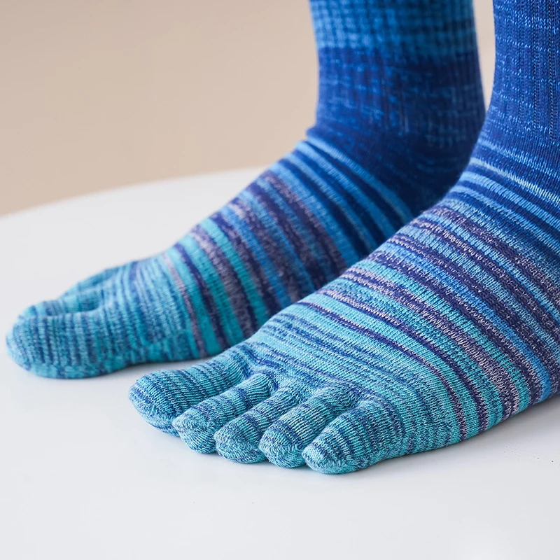 Calcetines acogedores de cinco dedos coloridos a media pantorrilla para hombre, calcetines suaves informales a la moda con punta dividida, calcetines transpirables cómodos para deportes al aire libre para hombre