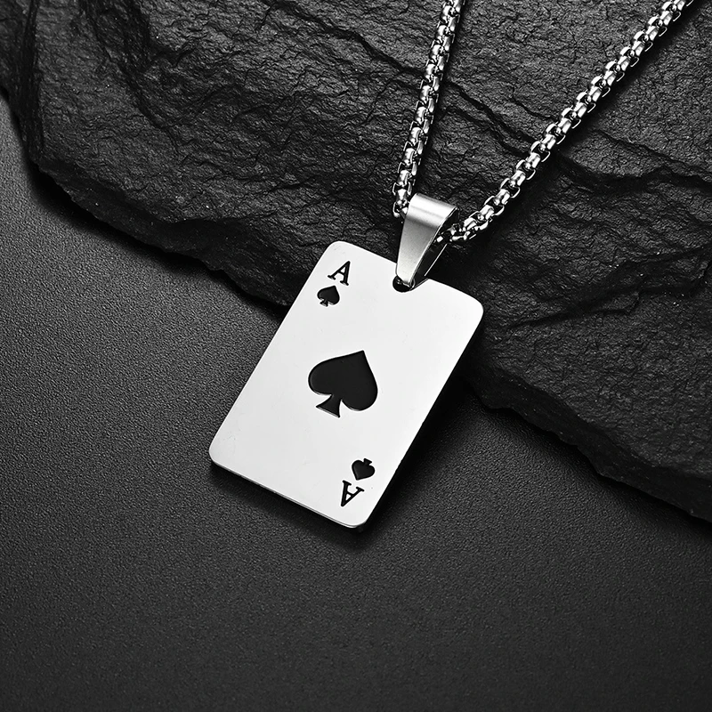 Collana decorativa in acciaio inossidabile con carta da gioco semplice e alla moda, adatta per viaggi quotidiani in feste e gioielli alla moda