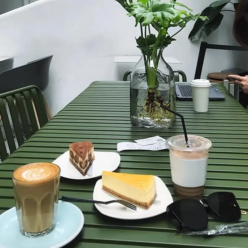Set tavolino da caffè Tavolo da pranzo e sedia da esterno in metallo verde Tavolo da pranzo quadrato in metallo Sedie in acciaio impilabili per patio con terrazza