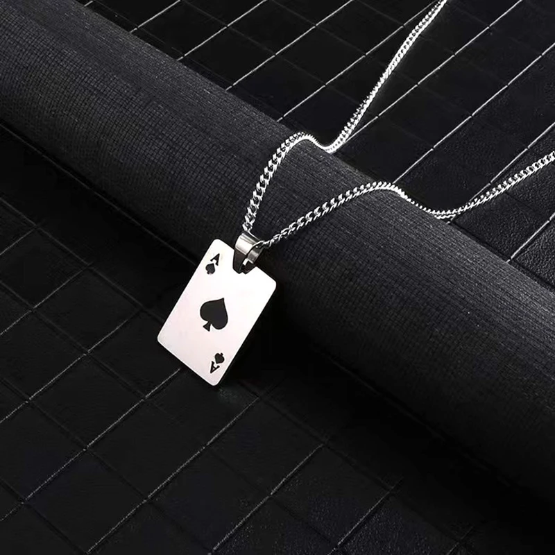 Collana decorativa in acciaio inossidabile con carta da gioco semplice e alla moda, adatta per viaggi quotidiani in feste e gioielli alla moda