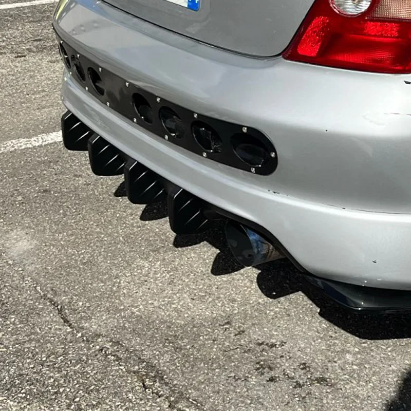 4 個ユニバーサルカーボンファイバー車修正されたリアバンパーディフューザースポイラー黒赤 ABS リアバンパーリップディフューザー衝突防止