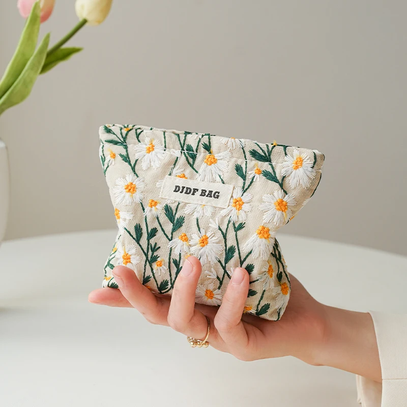 Bolsa de maquillaje con margaritas bordadas blancas para mujer, monedero portátil, estuche para llaves, cosméticos, lápiz labial, bolsa de almacenamiento, bolsa con forro para ir al trabajo Ins