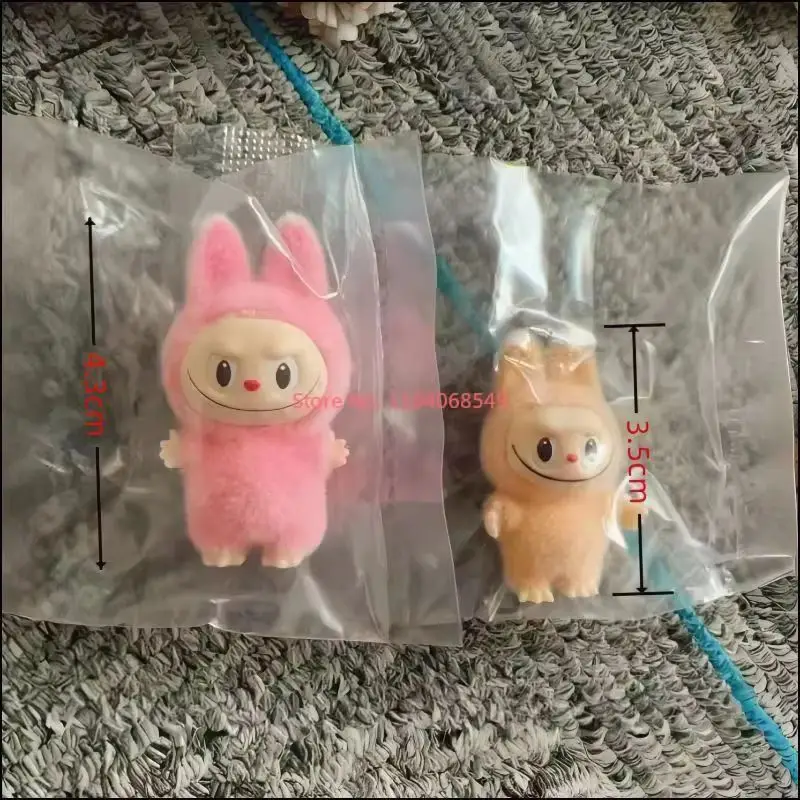 新しいミニ Labubu 立ちと座り姿勢人形かわいいおもちゃデスクトップ装飾モデル装飾品クリスマスギフトランダムに送信