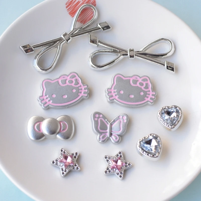 MINISO สีเงิน Hello Kitty ชุดผู้หญิงรองเท้า Charms DIY รองเท้าหัวเข็มขัดที่ถอดออกได้ Garden รองเท้าอุปกรณ์เสริมเทศกาลของขวัญ