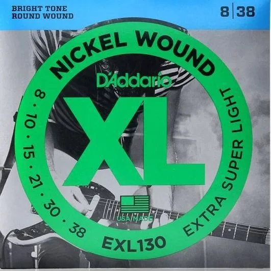 Un juego de seis cuerdas de guitarra eléctrica de latón recubiertas de bronce fósforo D'Addario, a prueba de herrumbre y menos probables para romper